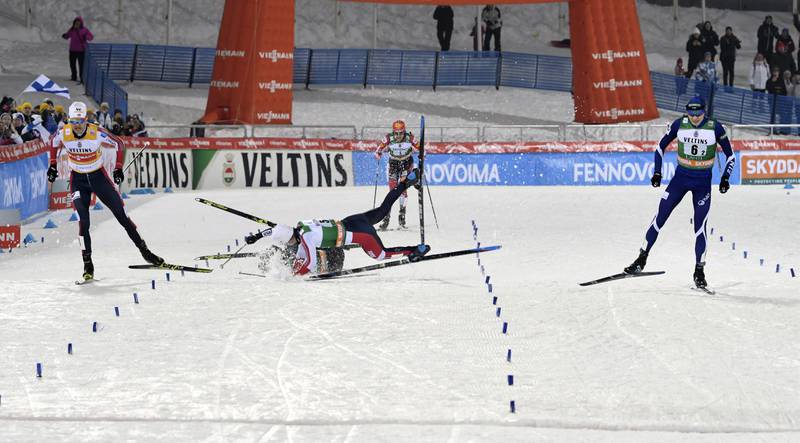 Bildet viser sprinten på oppløpet i kombinert i Lahti. To skiløpere krasjer.