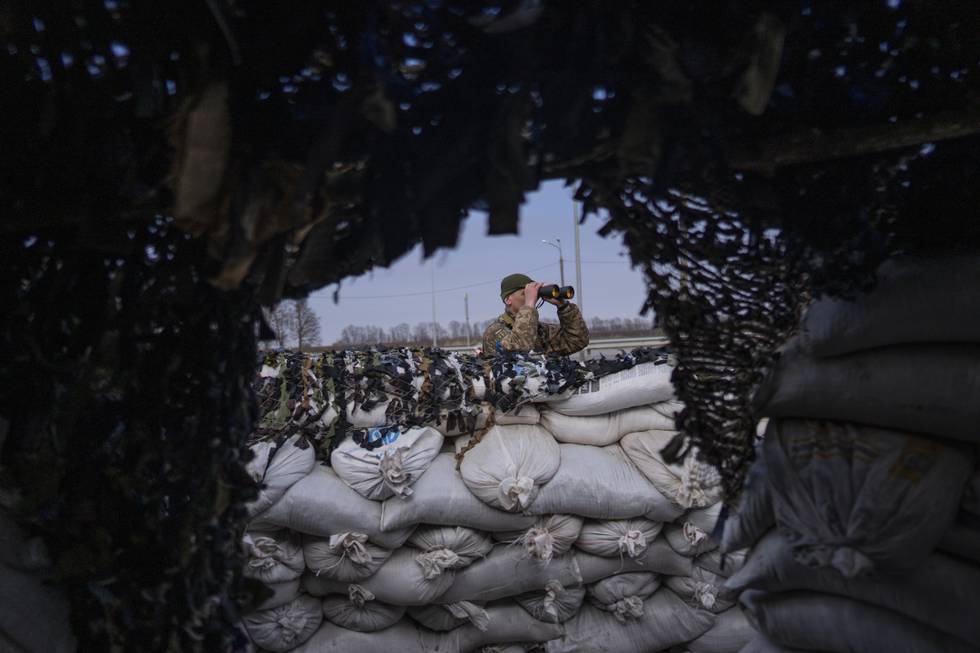 Bildet viser en soldat fra Ukraina som ser gjennom en kikkert.