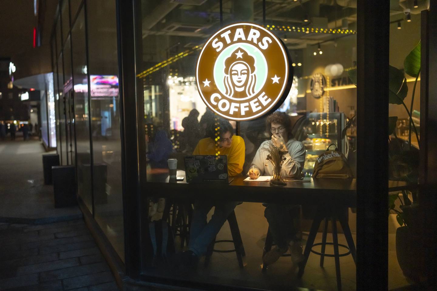 En nyåpnet Stars Coffee-kafé som holder til i de gamle lokalene til en Starbucks i Moskva. Lokale krefter kjøpte Starbucks-kafeene da den amerikanske kaffekjeden trakk seg ut etter invasjonen. Foto: Aleksander Zemlianitsjenko / AP / NTB.