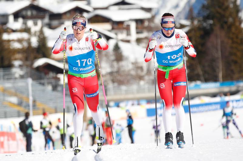 Bildet viser to norske kvinnelige skiløpere.