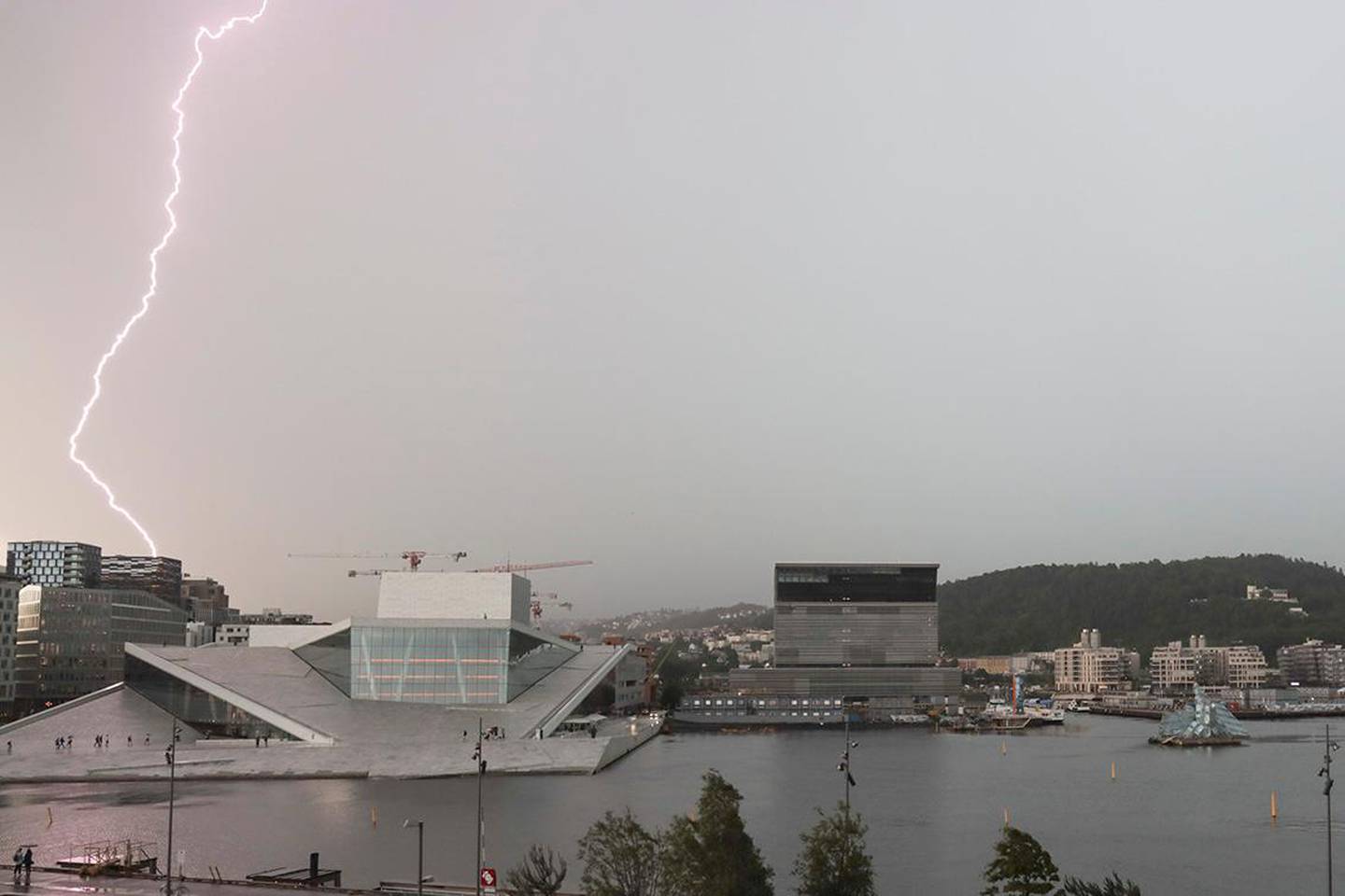 Oslo  20190606.
Lyn og torden over Operaen i Oslo.
Foto: ÿrn E. Borgen / NTB scanpix