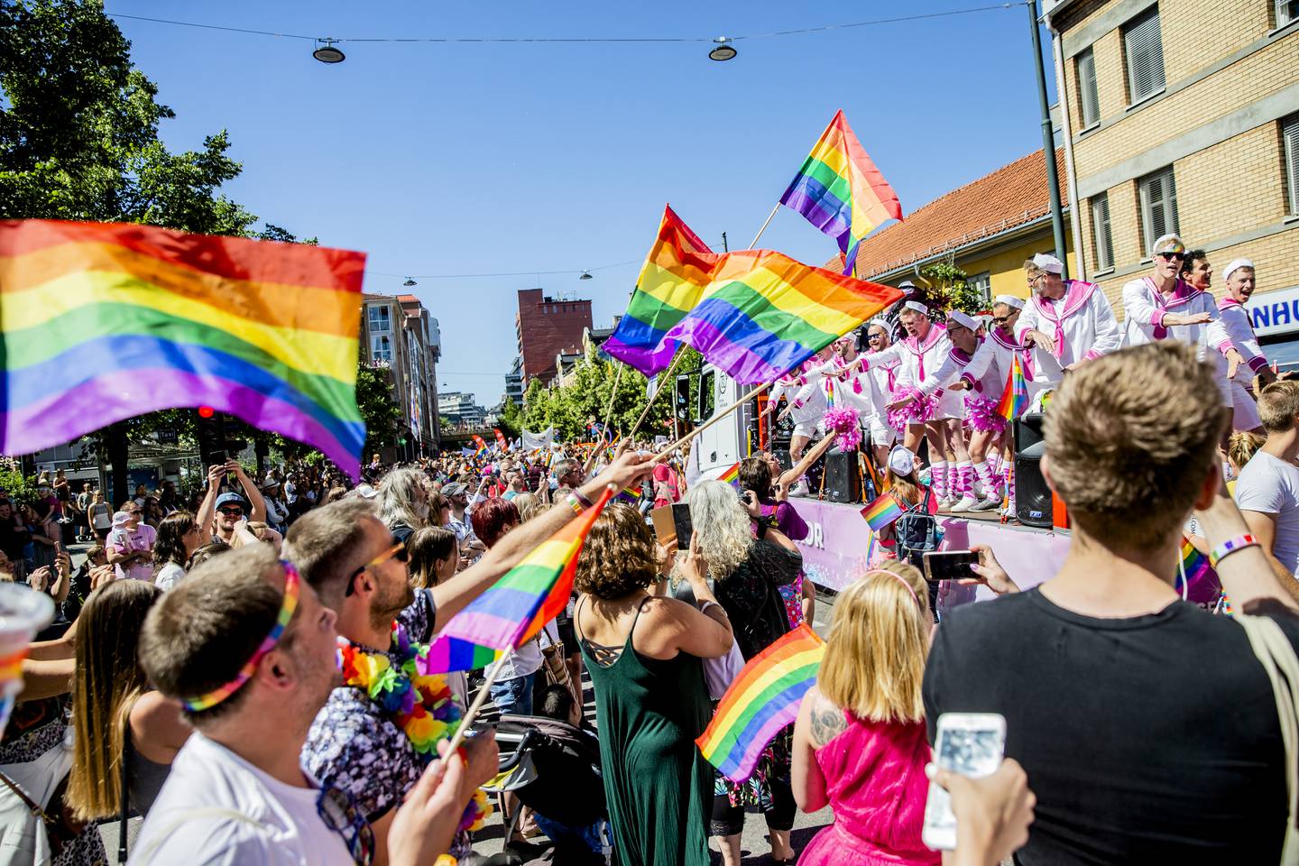 Regnbueflagget under Oslo Pride Parade, som normalt går fra Grønland til Spikersuppa i juni hvert år. Foto: Stian Lysberg Solum / NTB
