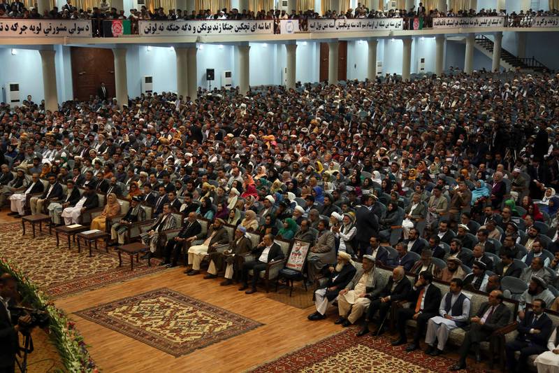 Bildet er et arkivfoto fra loya jirga i fjor. Det er en sal med mange tusen mennesker.
