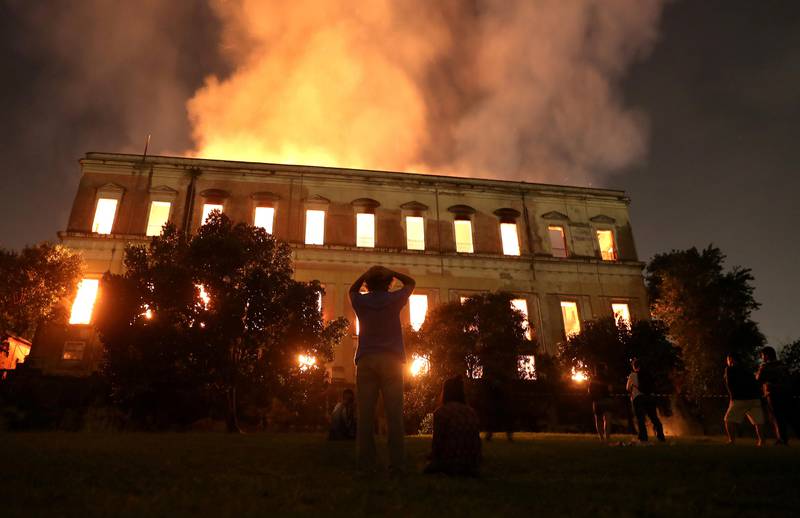 Bildet viser nasjonalmuseet i Rio de Janeiro i Brasil som brenner.