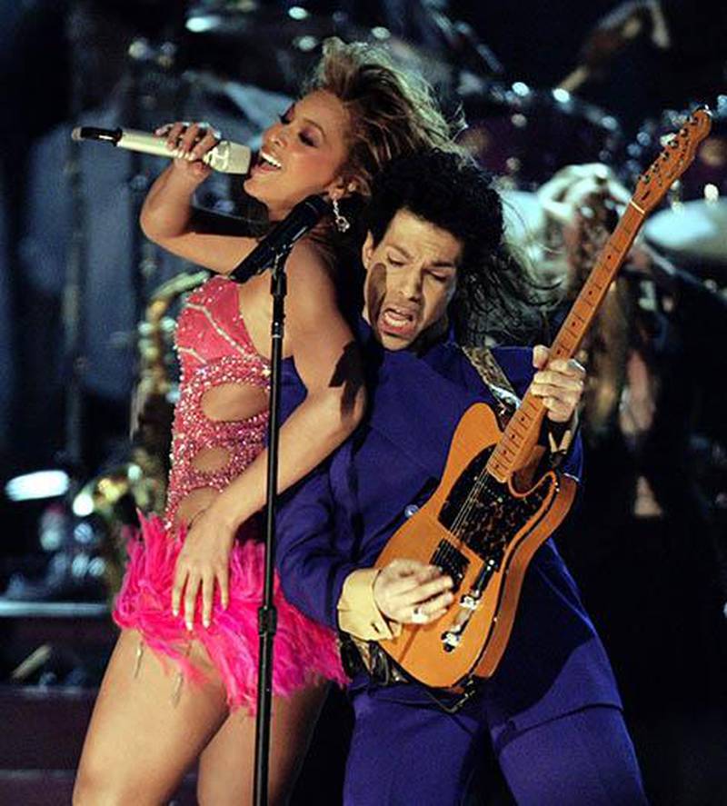 SAMMEN: Artistene Prince og Beyonce sammen på scenen. Det var under utdelingen av musikkprisen Grammy i Los Angeles i 2004.