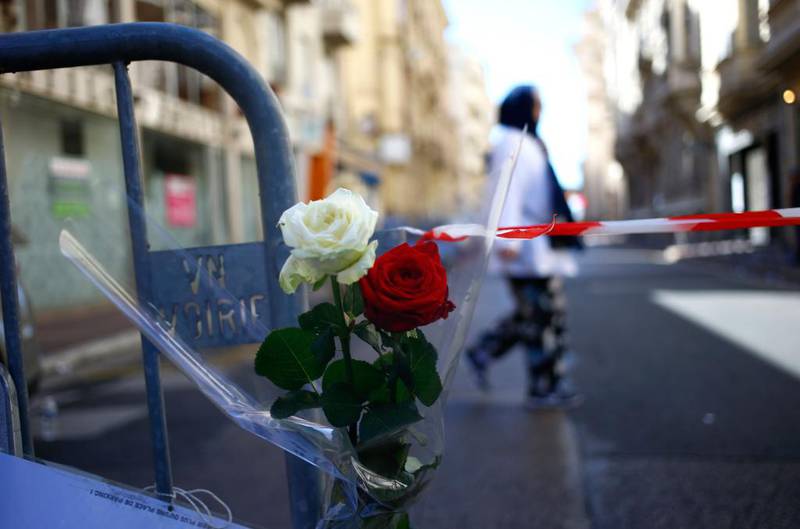 Bildet viser roser som er hengt opp på sperringer der terroren i Nice skjedde torsdag.