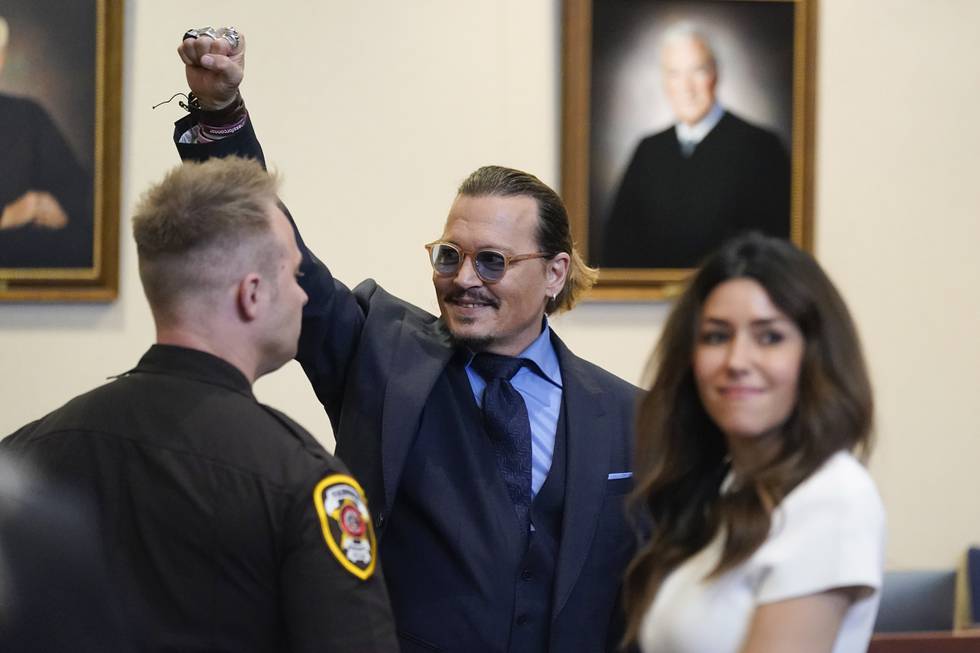 Bildet viser skuespiller Johnny Depp som hilser på tilhørere i rettssalen på rettssakens siste dag fredag 27. mai. Foto: Steve Helber / AP / NTB