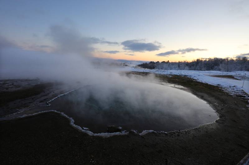 Bildet viser en varm kilde i geysirområdet på Island.