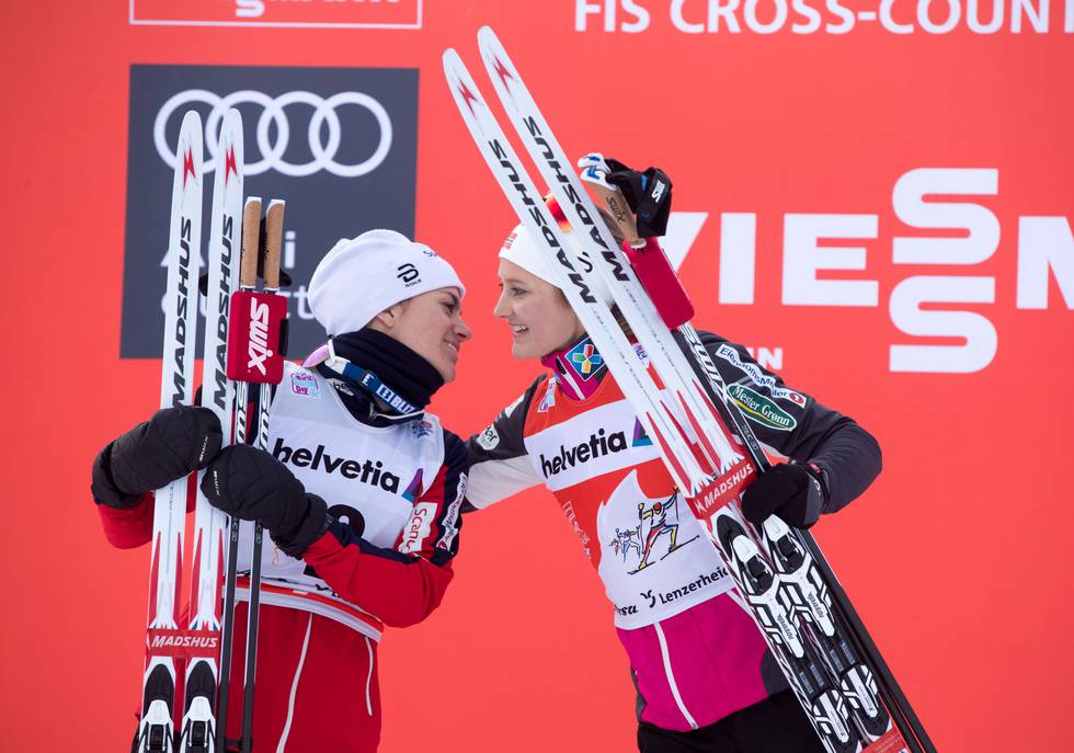 Bildet viser skiløperne Heidi Weng og Ingvild Flugstad Østberg på pallen. 