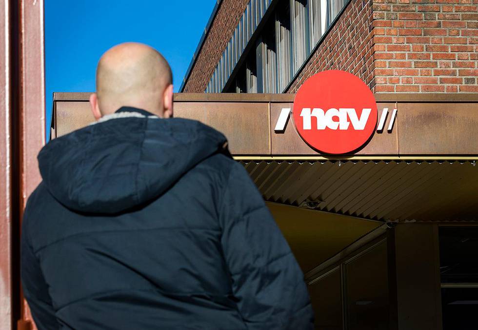 Bildet viser en mann foran Nav-logoen.