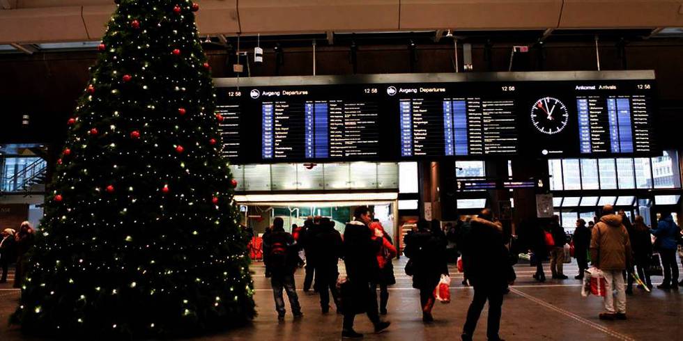 Bildet viser Oslo S som er pyntet til jul. Mange må gjennom togstasjonen for å reise hjem før julaften.