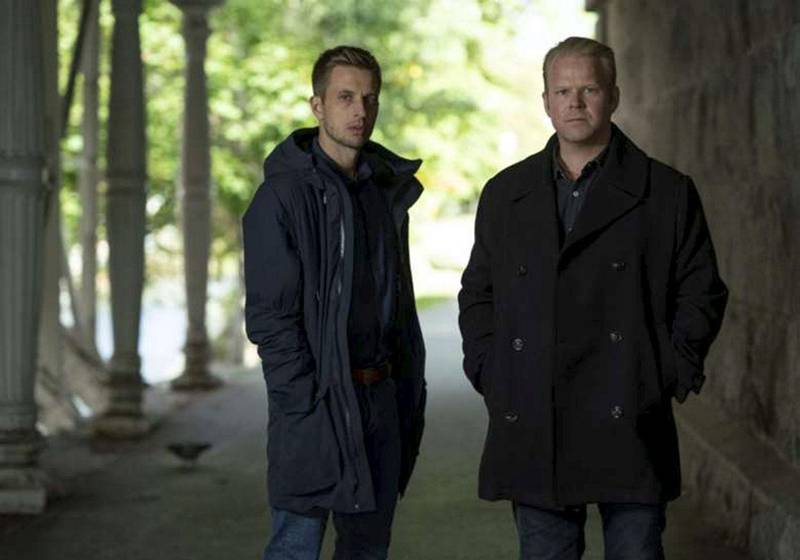 Bildet viser Anders Danielsen Lie (til venstre) og Anders Baasmo Christiansen som står i en tunnel ved en skog.