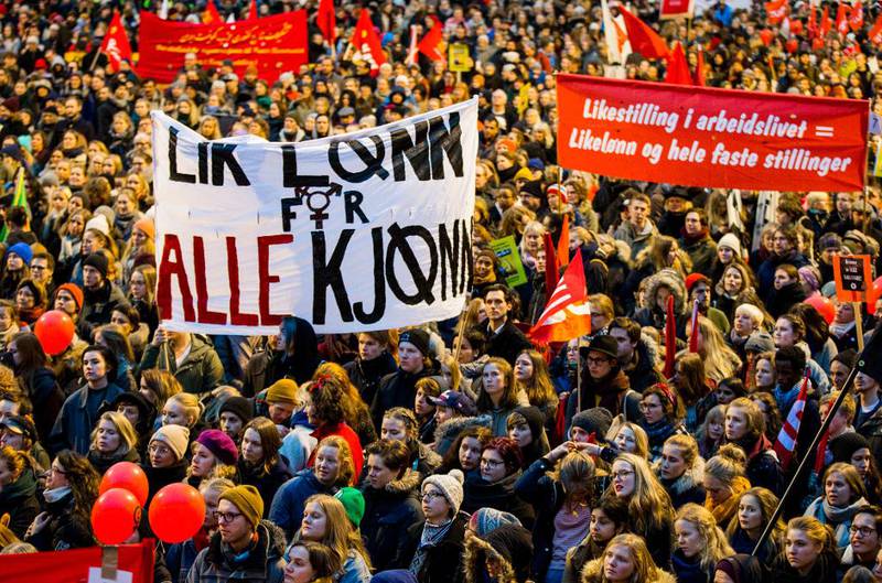 Bildet viser en stor folkemengde fra 8. mars i fjor. De kjemper for lik lønn for kvinner og menn. Bildet er fra Oslo.