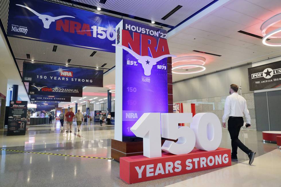 Bildet viser NRA sitt skilt National Rifle Association (NRA) inviterer i helgen til årsmøte i Texas. 19 skolebarn og to lærere ble denne uka ble drept i en skolemassakre i Texas.