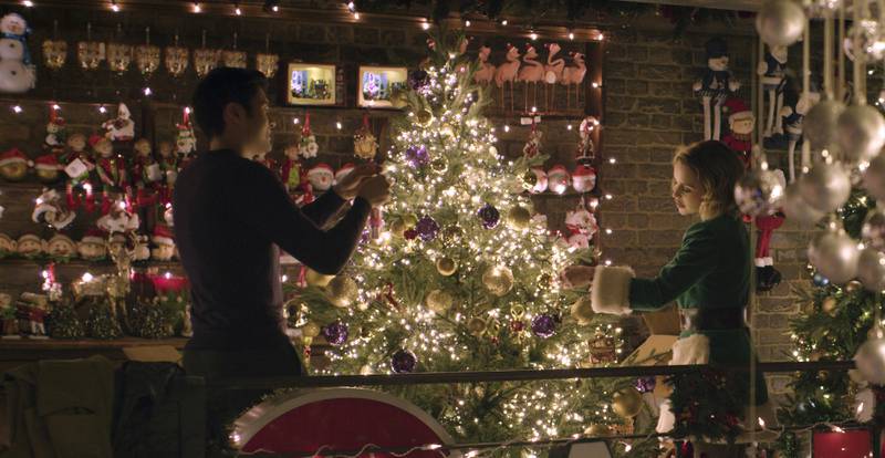Bildet viser Emilia Clarke og Henry Golding i en scene fra filmen «Last Christmas».