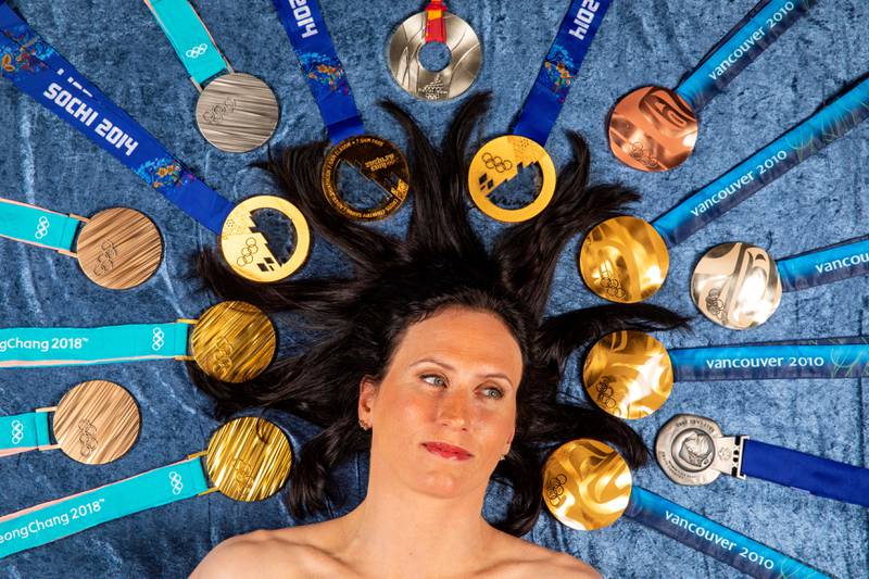 Bildet viser Marit Bjørgen sammen med alle OL-medaljene sine.