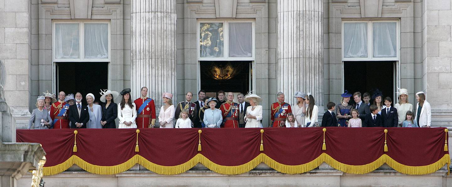 Bildet er av dronning Elizabeth og hele familien. De står ute på en balkong på slottet Buckingham Palace. Foto: Akira Suemori / AP / NTB