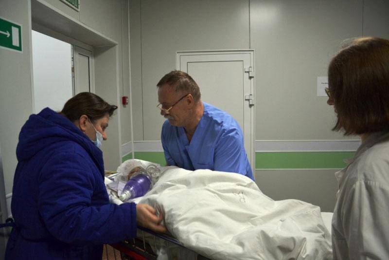 Bildet viser en baby som blir trillet i en sykeseng på et sykehus.