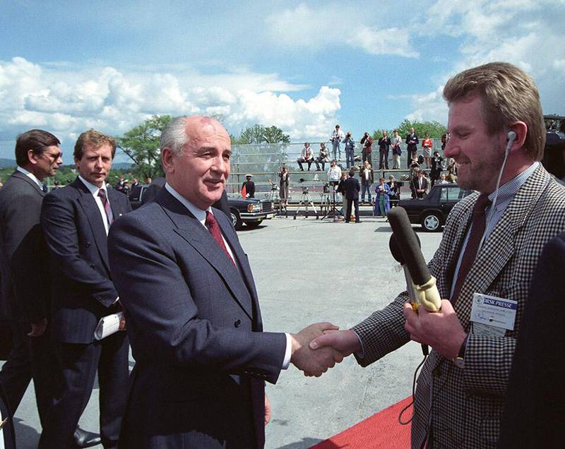 Oslo 19910605 President Mikhail Gotrbatsjov besøker Oslo.
Her håndhilser han på NRK's reporter Hans Wilhelm Steinfeld ved ankomsten på Fornebu.
Mikrofon.
Foto: Terje Bendiksby / SCANPIX