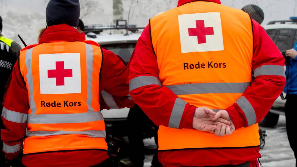 Bildet viser to personer fra Røde Kors som står med ryggen til.