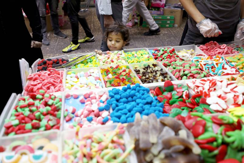 Bildet viser en jente som ser på godteri.