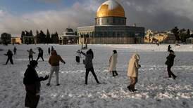 Snø skaper glede og trøbbel i Midtøsten – se bilder