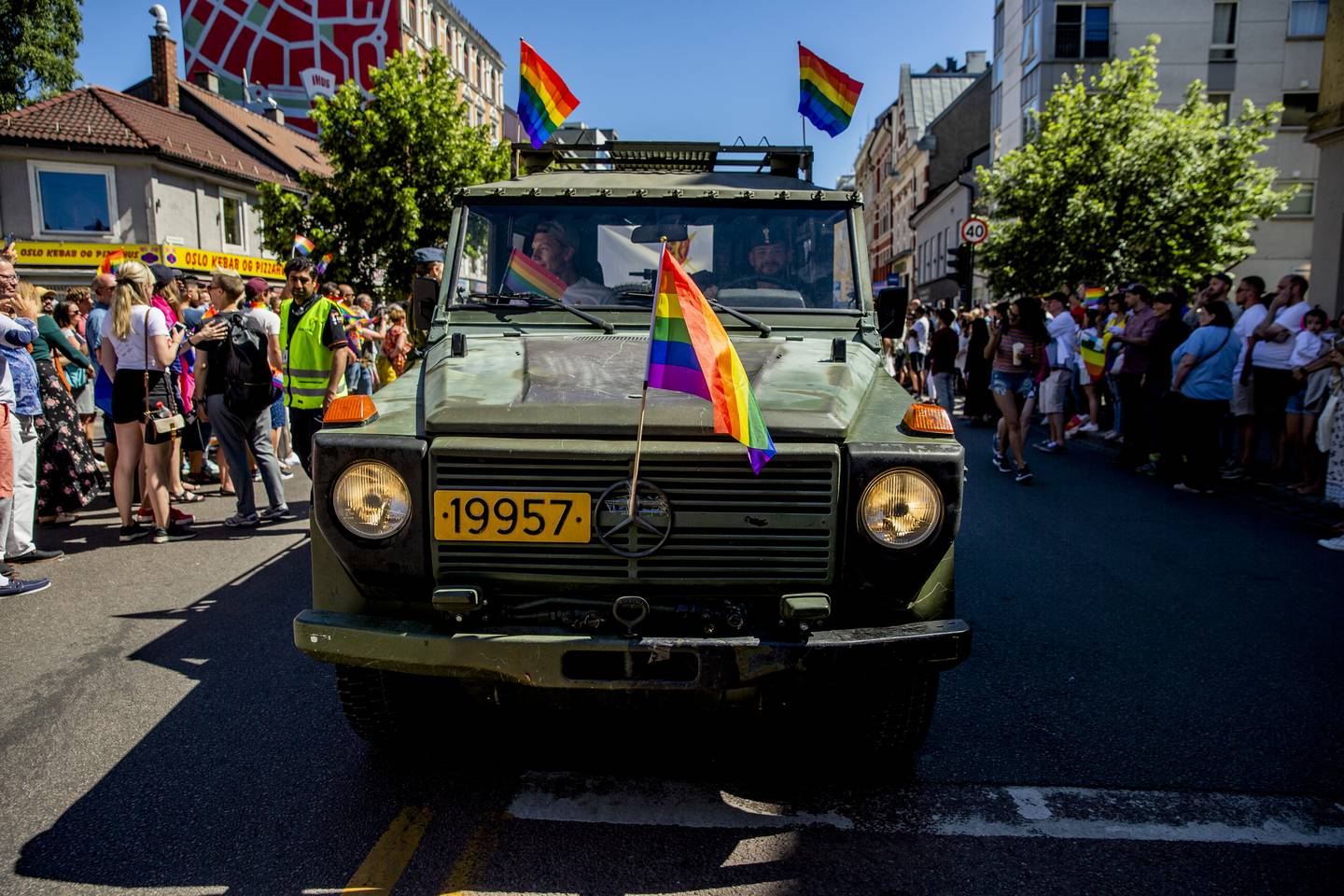 Forsvarets bil kjører i Pride-paraden. Den har på seg flere prideflagg.