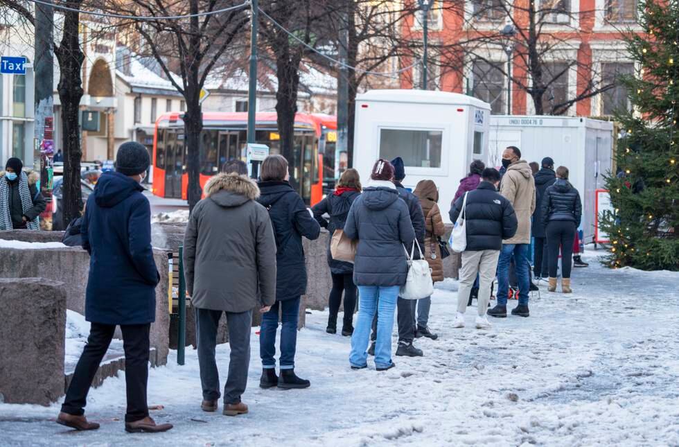 Bildet viser folk som står i kø for å teste seg for korona i Oslo.
Foto: Ole Berg-Rusten / NTB