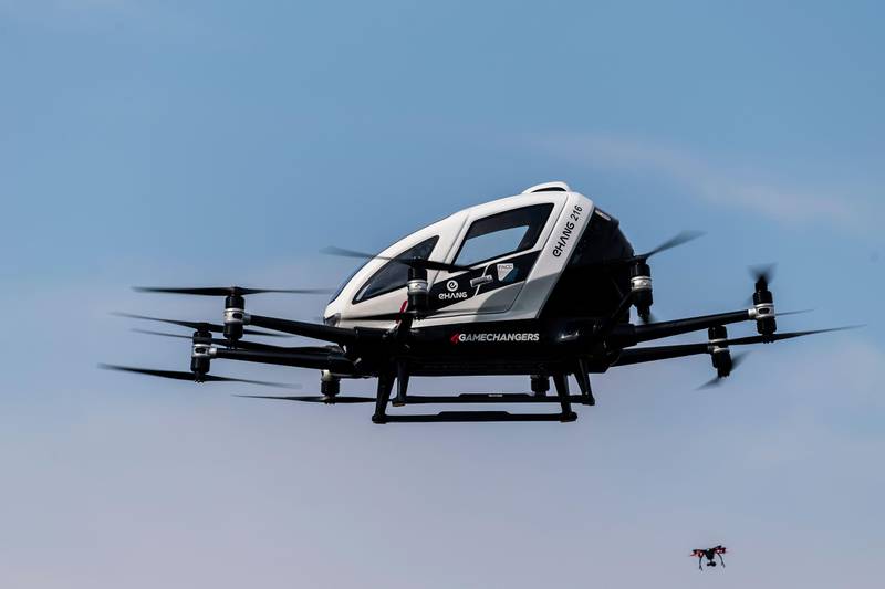 Bildet viser et dronefartøy i lufta.