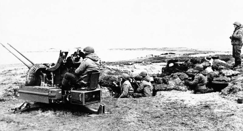 Bildet viser soldater på Falklandsøyene.