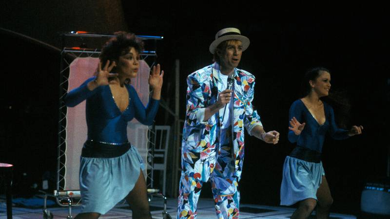Bildet viser Jahn Teigen i fargerik dress på scenen under MGP i 1985.