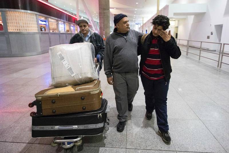 FLYPLASS: Ali Abdullah Alghazali møter faren på flyplassen i New York. 