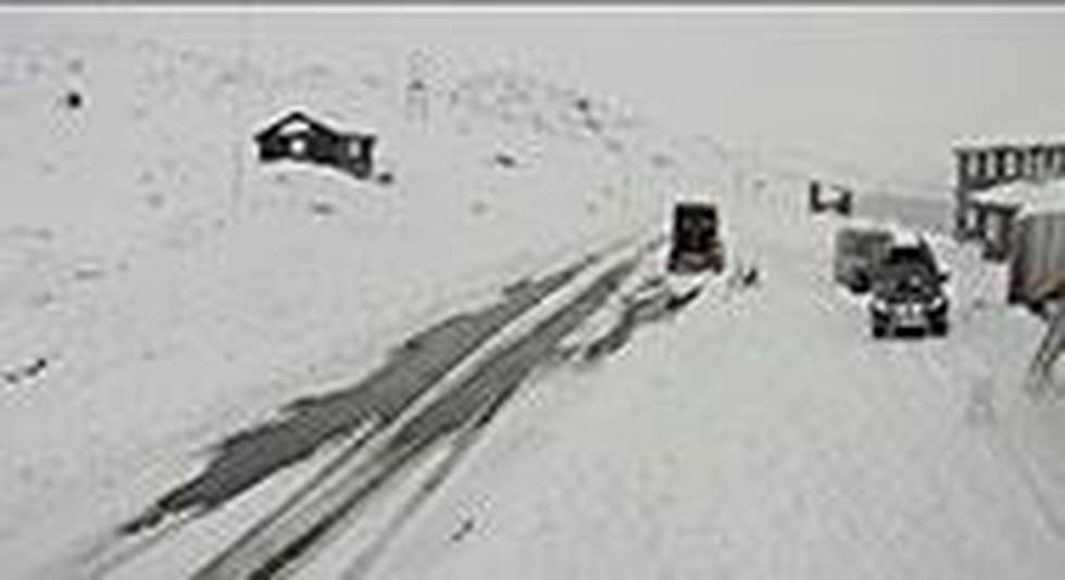 Bildet viser snø på riksvei 55 over Sognefjellet torsdag. På flere fjelloverganger er det nå vinterføre.