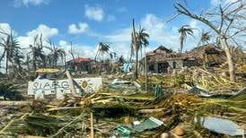Minst 208 døde i tyfon på Filippinene