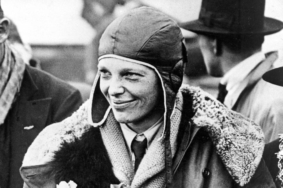 Bildet er av Amelia Earhart. Hun har på seg flygerjagge av skinn og pelskrage. Hun har også pilotlue av skinn, som kan bli strammet under haka. Arkivfoto: AP / NTB