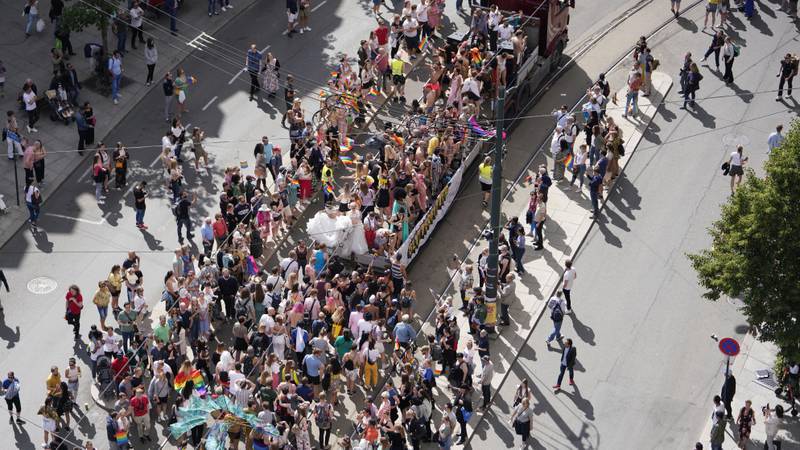 Bildet viser Pride-paraden tatt fra høyden.