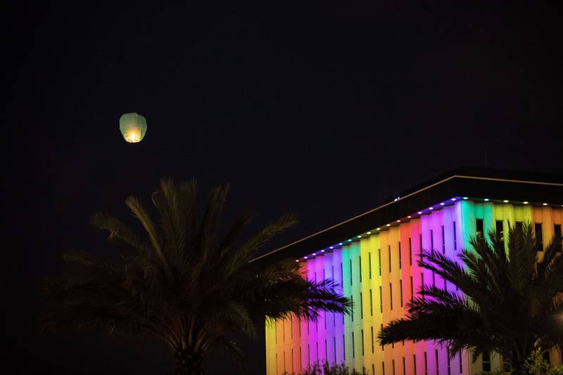 Bildet viser et hotell som er lyst opp  av regnbuens farger.