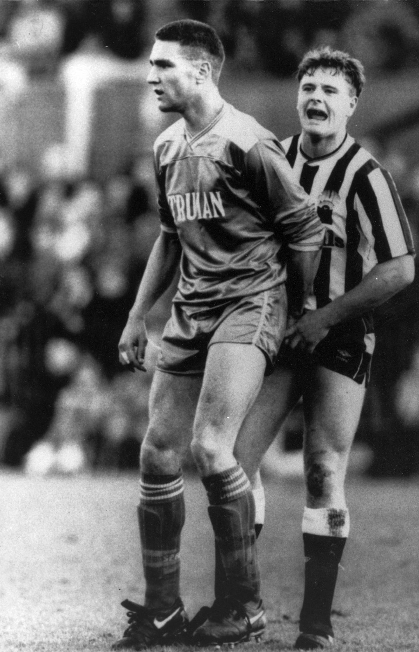 Bildet viser spiller Vinnie Jones som tar godt grep om testiklene til Paul Gascoigne. Bildet er fra en fotballkamp i 1989.