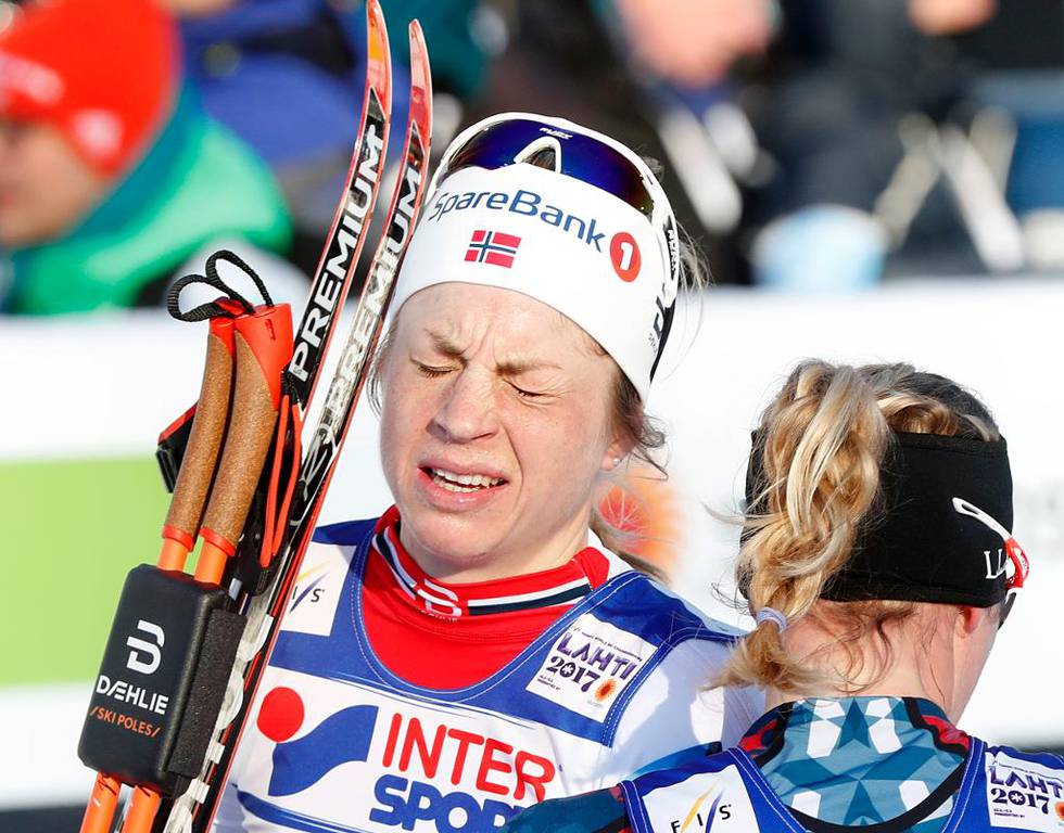 Bildet viser Astrid Uhrenholdt Jacobsen etter at hun kom i mål på tremila i VM i Lahti.