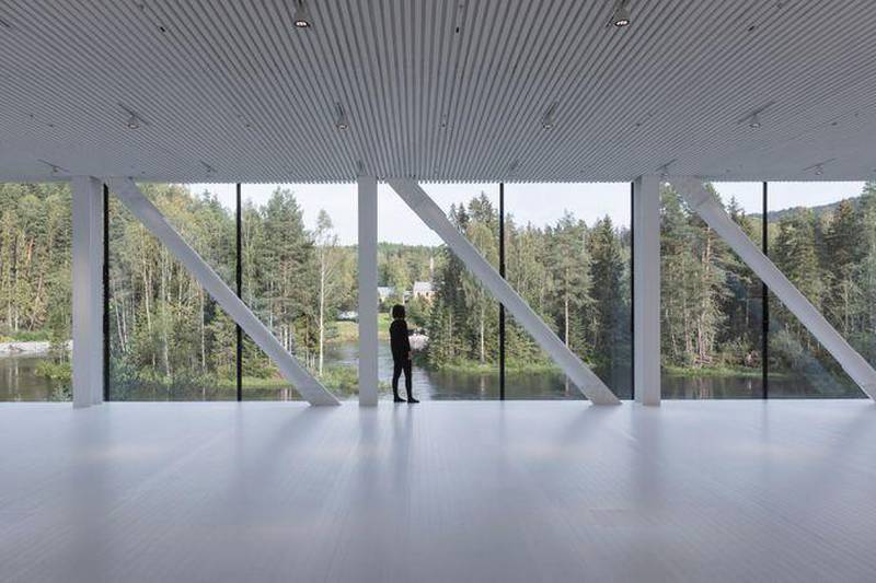 Bildet viser bygget «The Twist» som åpnet onsdag. Bygget henger over Randselva. Det er en del av Kistefos museum i Oppland. 