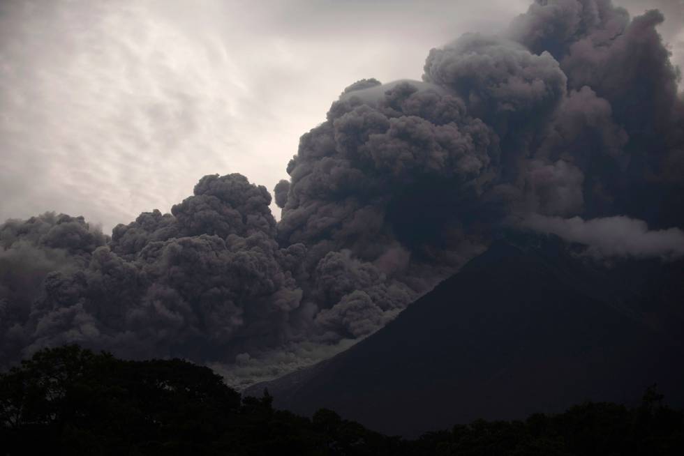 Bildet viser tykk askesky opp fra vulkanen Fuego.