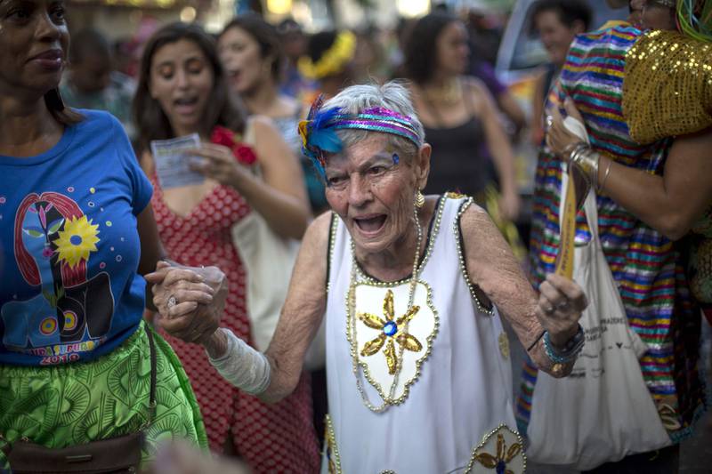 Bildet viser en eldre dame som fester.