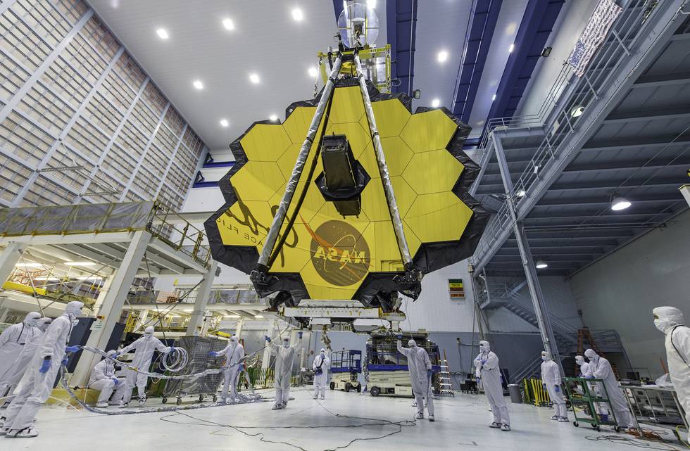 Det store speilet i romteleskopet James Webb. Foto: Nasa file / AP / NTB