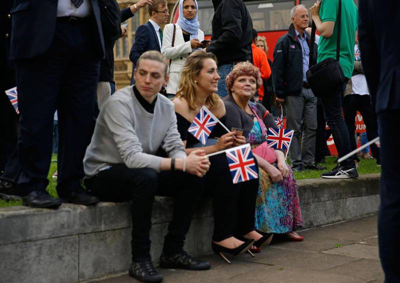 <strong> VENTER: </strong> Velgere venter spent i London i Storbritannia. 