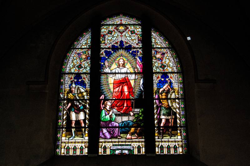 Bildet viser et dekorert vindu i kirken.