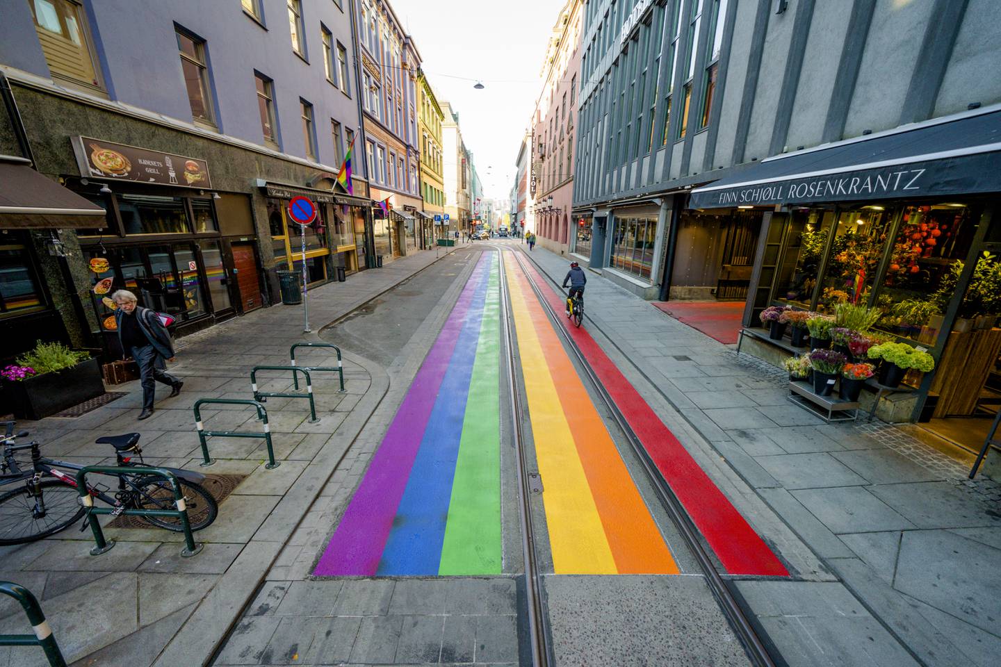 Bildet viser regnbuefarger i Rosenkrantz gate i Oslo.