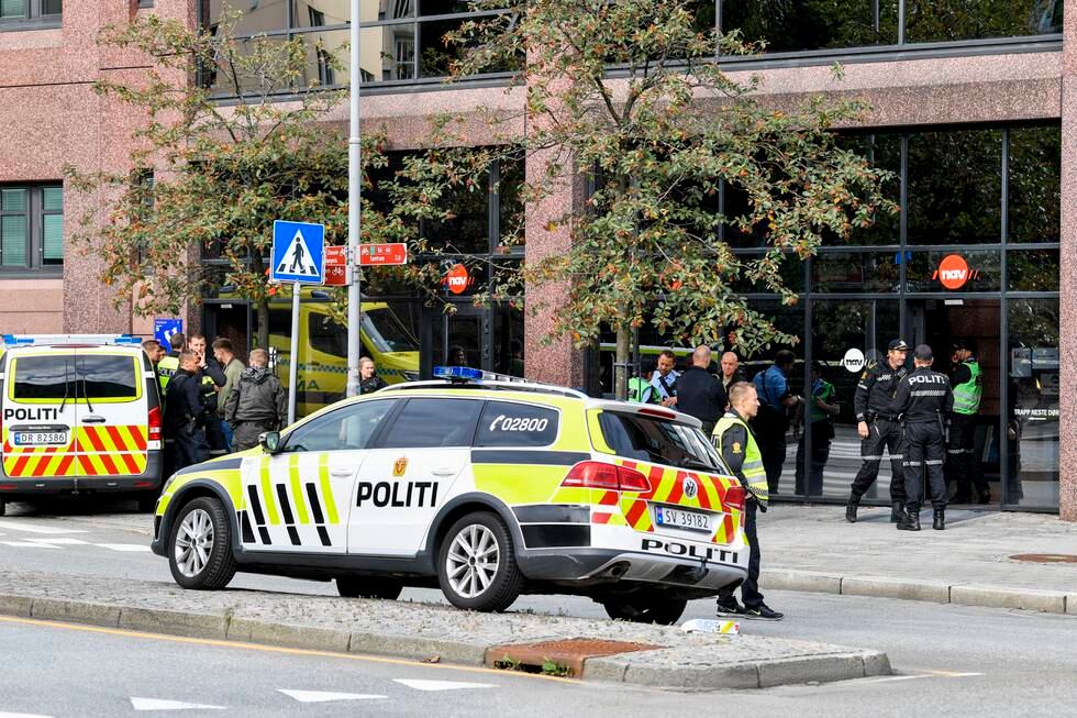 Væpnet politi rykket ut til et Nav-kontor på Danmarksplass i Bergen mandag formiddag. To personer ble knivstukket. Foto: Marit Hommedal / NTB