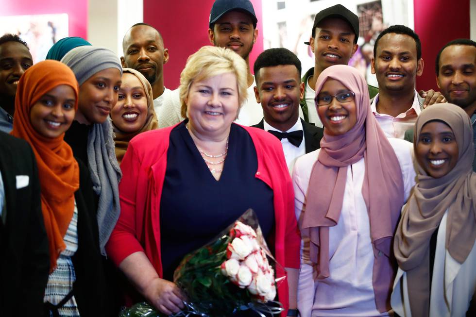 Bildet viser statsminister Erna Solberg sammen med flere somaliere.