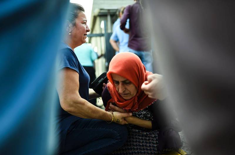<strong> HJELP: </strong> En kvinne får hjelp etter terrorangrep på den internasjonale flyplassen i Istanbul. 