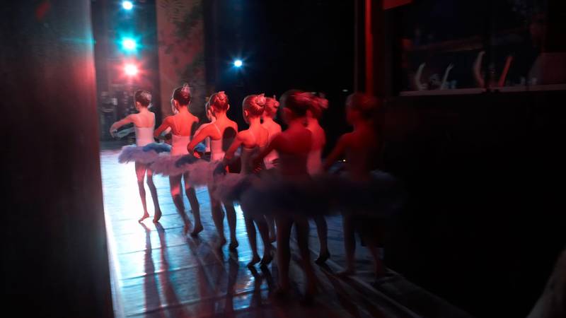 Bildet viser ballettdansere.